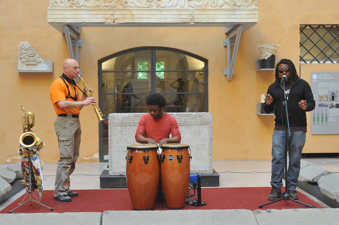 Flora's Show. Trio di parole, ritmi e suoni da & per l'Africa