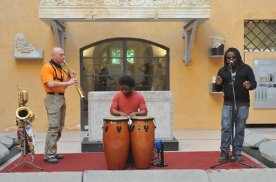 Flora's Show. Trio di parole, ritmi e suoni da & per l'Africa